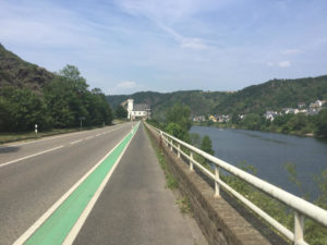Straße nach Kobern-Gondorf - Fahrrad-Unterkünfte in Korbern-Gondorf