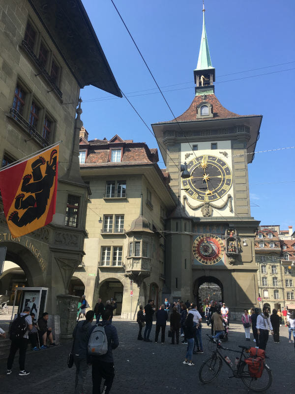 Zytglogge Bern - der Zeitglockenturm in Bern an der Aare am Aareradweg. Unterkunft in Bern finden!