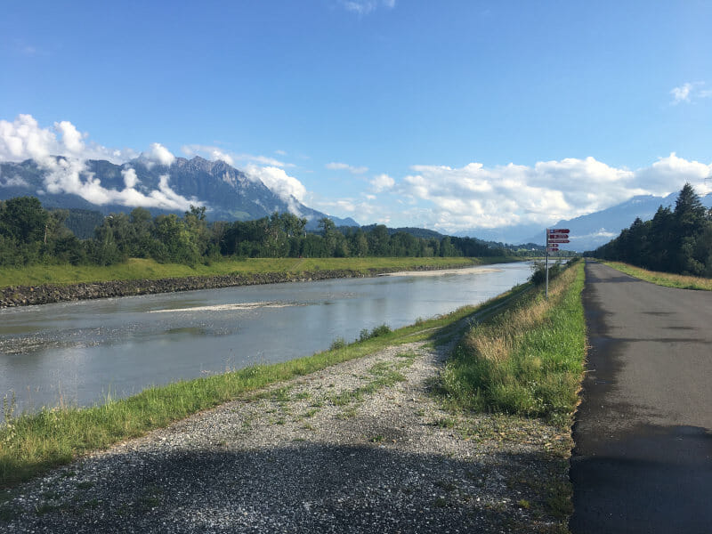 Alpenrhein bei Sennwald - Zurückblicken - Rheinradweg Schweiz