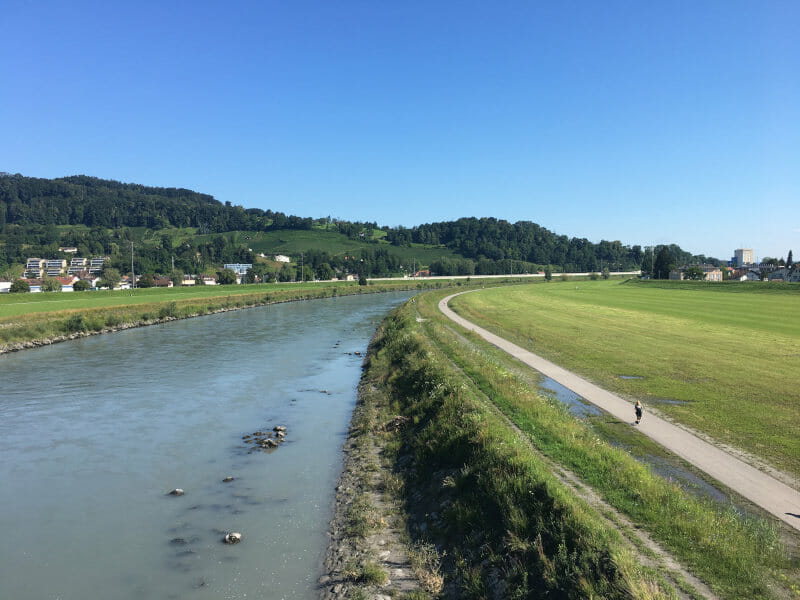 Grenze Lustnau in Österreich und Au in der Schweiz am Rheinradweg