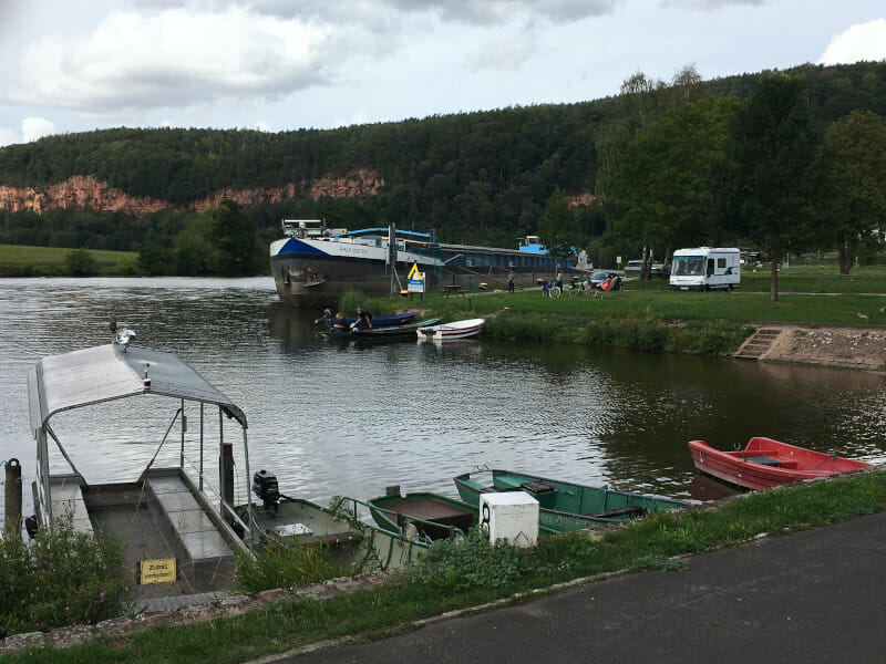 Schiffe und Botte auf dem Mainradweg bei Dorfprozelten.