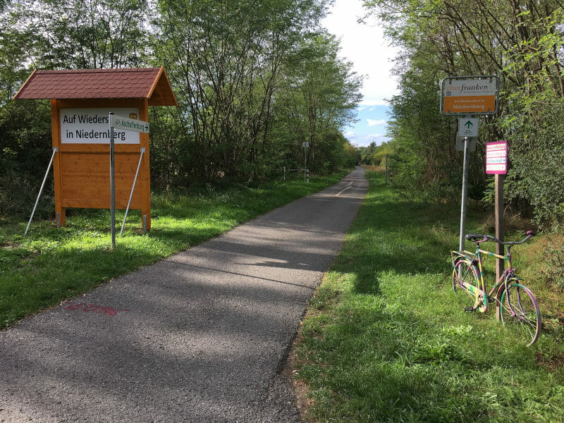 Niedernberg - Ende des Ortes mit einem Fahrrad am Wegesrand.