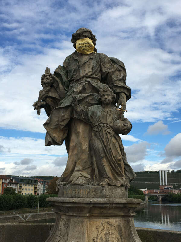 Alte Mainbrücke - Sandsteinfiguren - multikulturell - Würzburg - Mainradweg