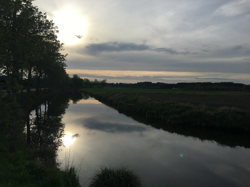 Fluss Burger Au in der Abendsonne - sehr schön am Nord-Ostsee-Kanal.