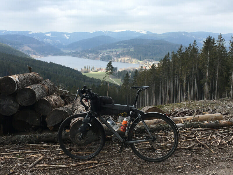 Gravelbike vor dem Titisee von oben auf dem Weg nach Saig - Schwarzwaldradweg Erfahrungen-Radweg.