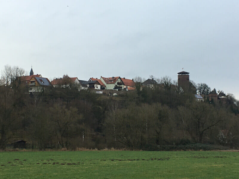 Trendelburg hoch oben über der Diemel am Diemelradweg.