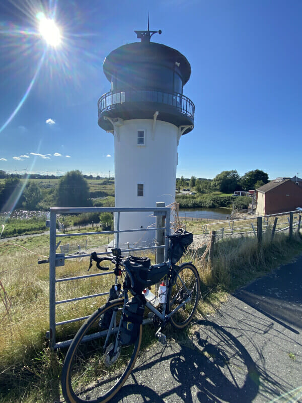 Altenbruch Leuchtturm - Dicke Berta in Cuxhaven. Davor ist mein Gravelbike. Am Elberadweg.