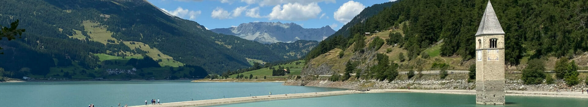 Etschtalradweg mit dem Kirchturm am Reschensee.