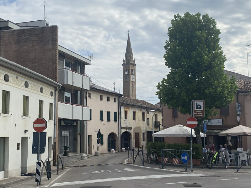 Kirche und Innenstadt in Santa Lucia di Piave am Via Claudia Augusta Radweg.