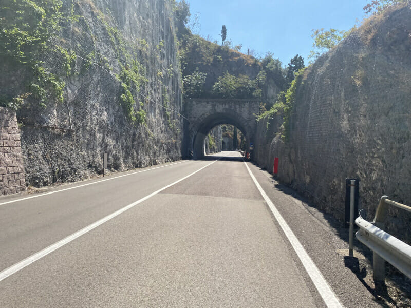 Von Torbole in Richtung Malcesine - Tunnel vor Tempesta - Gardaseeradweg