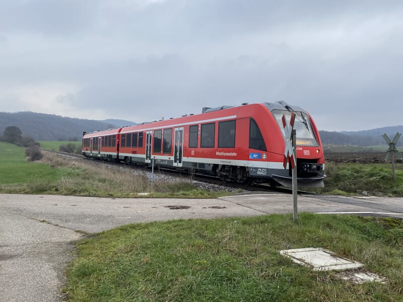 Steinach bei Rothenburg - Regionalzug auf der Strecke - Aischtalradweg