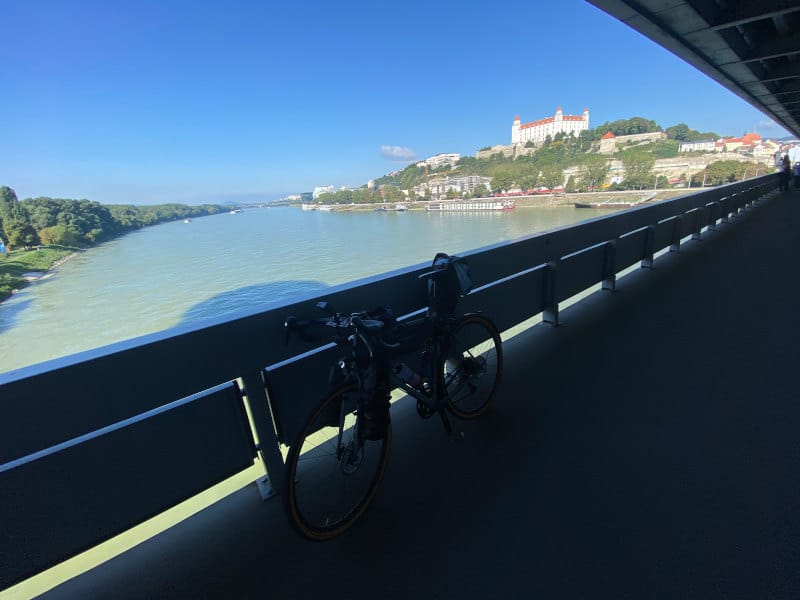 Burg Bratislava in der Slowakei am Donauradweg
